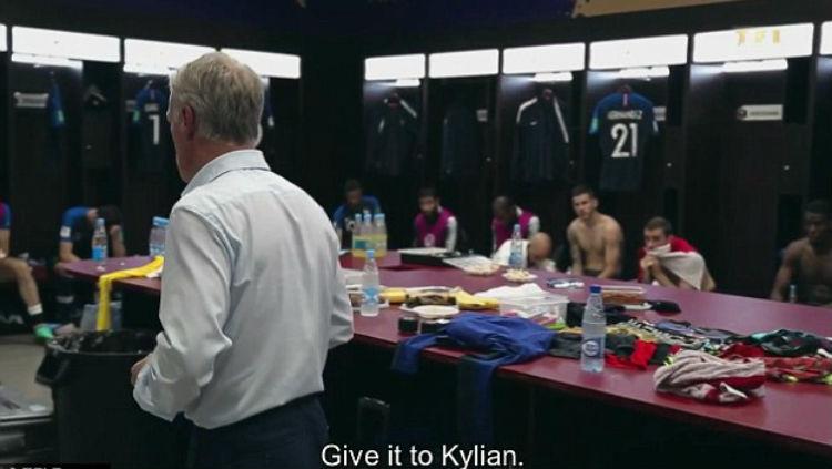 Didier Deschamps memberikan instruksi saat istirahat babak pertama. - INDOSPORT