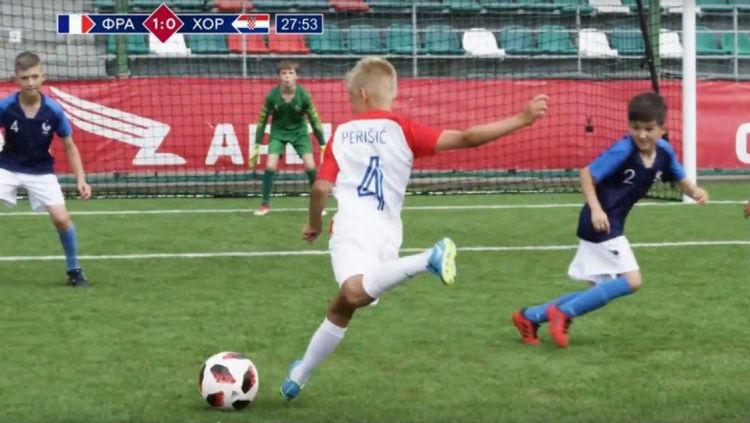 Anak-anak di Rusia peragakan final Piala Dunia 2018. - INDOSPORT