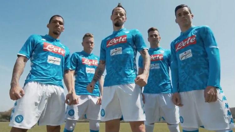 Jersey kandang terbaru Napoli. Copyright: Sport Bible