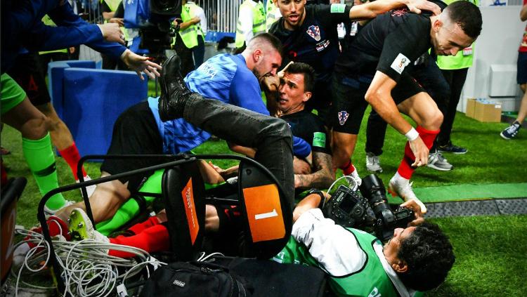 Fotografer terinjak-injak dalam perayaan gol Kroasia di semifinal Piala Dunia 2018. - INDOSPORT