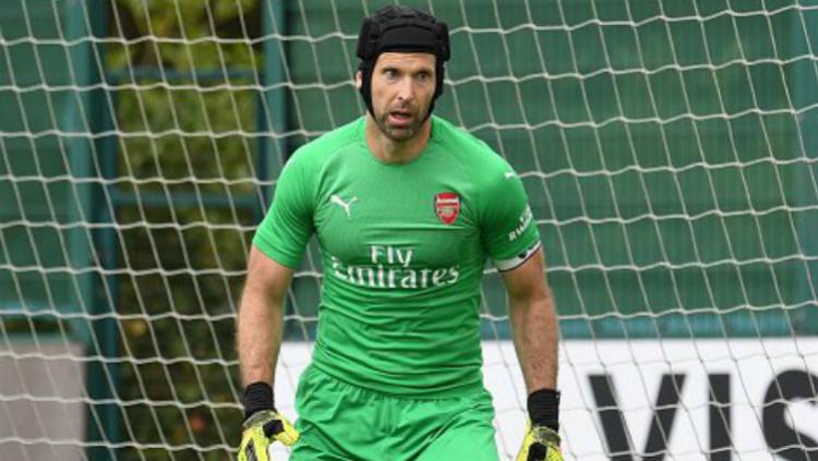 Kiper Arsenal, Petr Cech yang terlihat sangat gemuk di pelatihan pra musim. Copyright: Getty Images