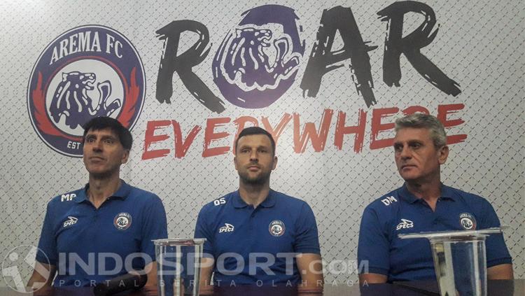 Dua Pelatih Serbia, Milan Petrovic dan Dusan Momcilovic saat mengenalkan Srdjan Ostojic (tengah)