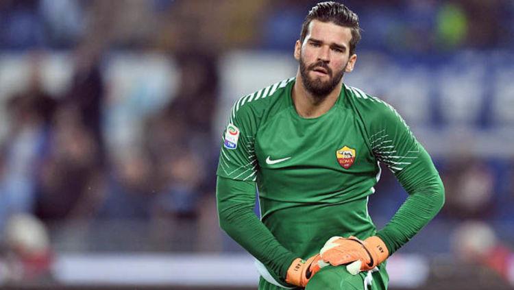 Alisson Becker saat masih berseragam AS Roma. - INDOSPORT