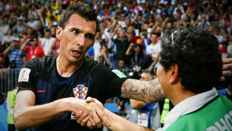 Mario Mandzukic menolong seorang fotografer saat semifinal Piala Dunia 2018. - INDOSPORT