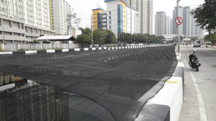Kali Item di dekat wisma atlet Asian Games 2018 ditutupi kain hitam.