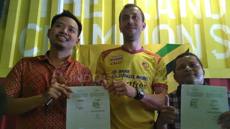 Gabriel Budi (kiri) dan Goran Gancev saat memperlihatkan surat kontrak kepada awak media. Copyright: Muhammad Effendi/INDOSPOT