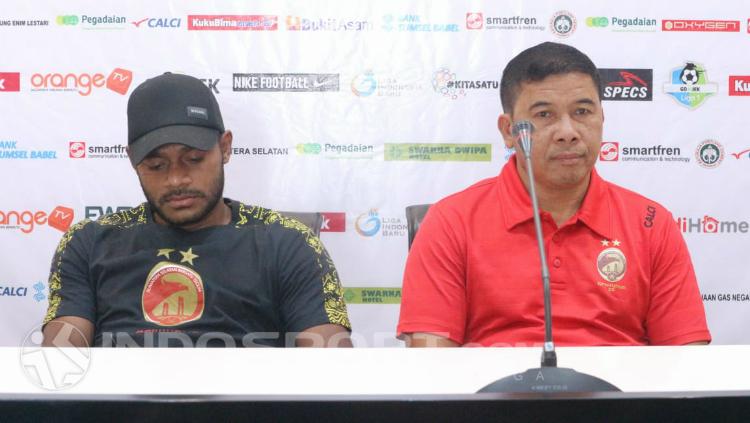 Asisten Pelatih Sriwijaya FC, Francis Wawengkang, saat konferensi pers jelang pertandingan. Copyright: Muhammad Effendi/INDOSPORT