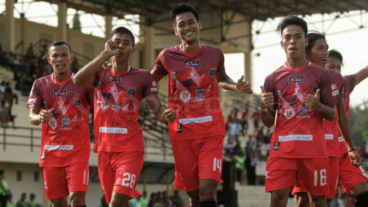 Para pemain klub Liga 2 Indonesia, Persigo Semeru FC merayakan gol. Copyright: Ian Setiawan/INDOSPORT