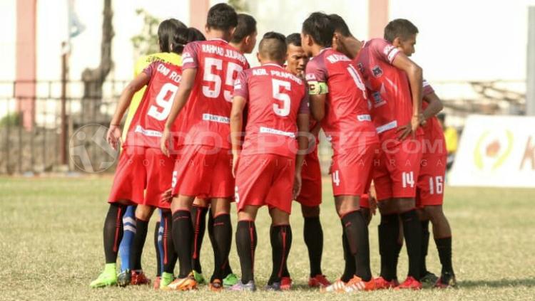Para pemain Persigo Semeru FC jelang pertandingan Liga 2 Indonesia.
