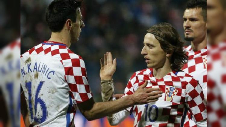 Nikola Kalinic berselebrasi bersama Luka Modric. - INDOSPORT