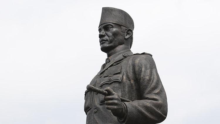 Patung Bung Karno berdiri gagah di depan makamnya di Malang.