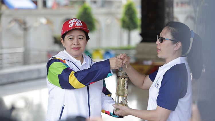 Puan Maharani memberikan obor Asian Games 2018 untuk dilakukannya pawai di Malang.