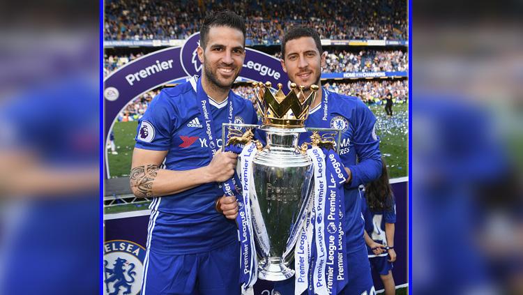 Cesc Fabregas dan Eden Hazard saat berikan Chelsea gelar Liga Primer Inggris di musim 2016/17. Copyright: INDOSPORT