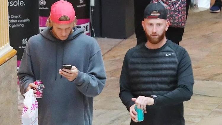 Loris Karius tengah berjalan sambil bermain hp bersama rekannya. Copyright: thesun.co.uk