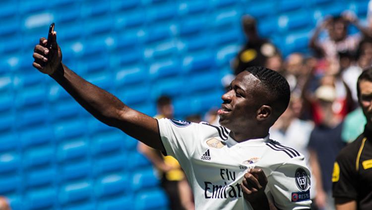 Vinicius Junior selfi saat di Madrid.