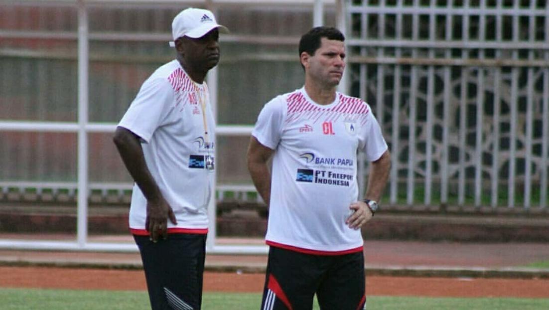Amilton Silva de Olivera bersama Asistennya asal Brasil, Osvaldo Lessa. - INDOSPORT