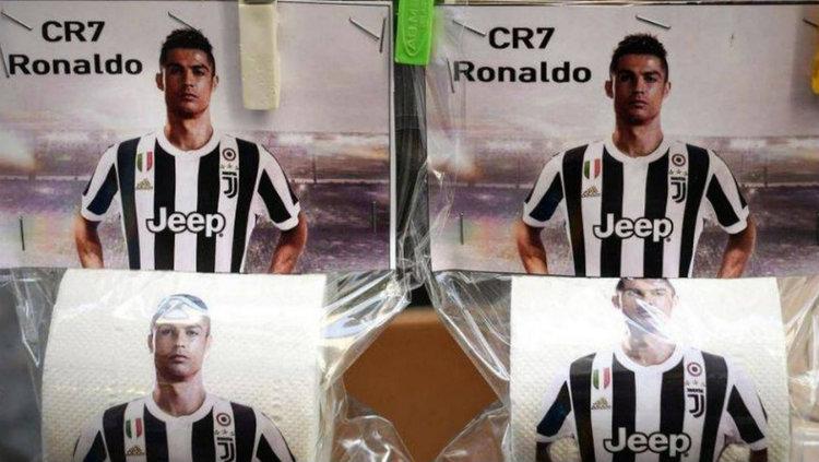 Pemain anyar Juventus Cristiano Ronaldo dijadikan bahan ejekan dengan membuat tisu yang menampilkan fotonya di Napoli. - INDOSPORT