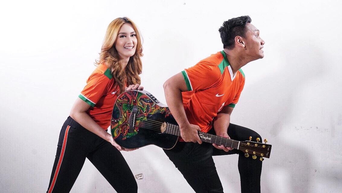 Intan Saumadina dan Dommy Stupa saat syuting video klip lagu 'Indonesia Juara'. - INDOSPORT