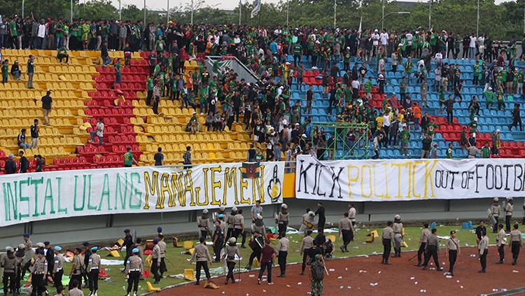 Amukan oknum suporter yang kecewa dengan hasil laga Sriwijaya vs Arema mengakibatkan kursi-kursi stadion tercabut dari tribun.