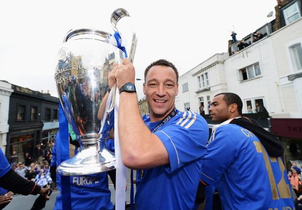 John Terry bersama trofi Liga Champions 2012. Copyright: INDOSPORT