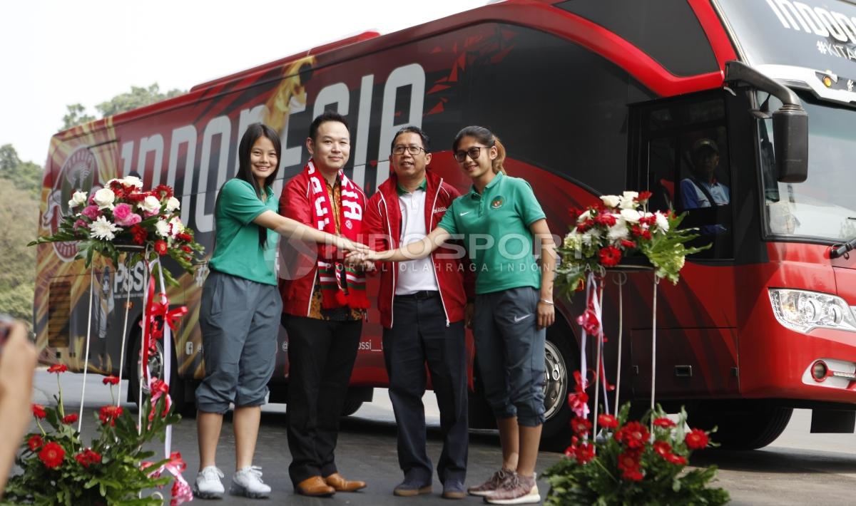 Joko Driyono dan Imam Nahrawi saat meresmikan bus baru Timnas Indonesia.