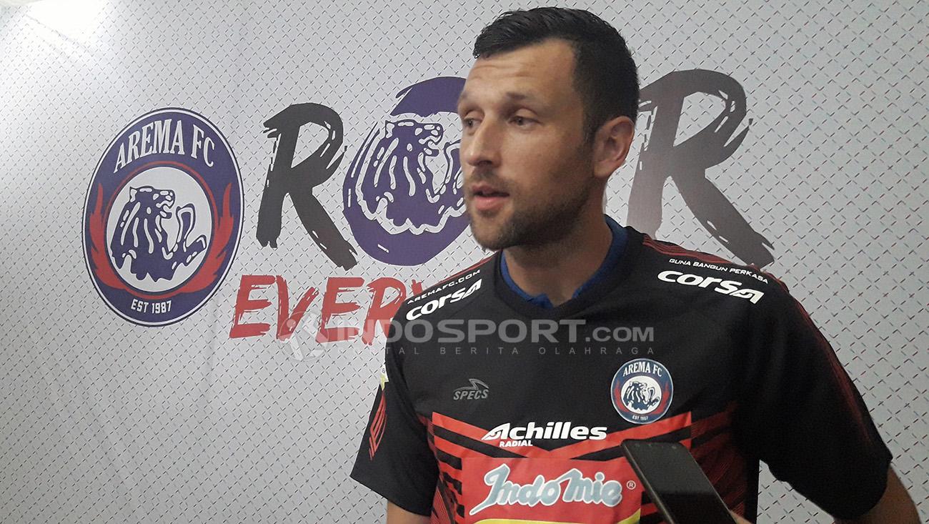Srdjan Ostojic kiper baru Arema FC menjadi salah satu muka baru yang ikut meramaikan sepakbola tanah air.