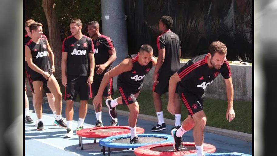 Alexis Sanchez ambil bagian dalam sesi latihan tur pertama Manchester United. Copyright: Football265.com