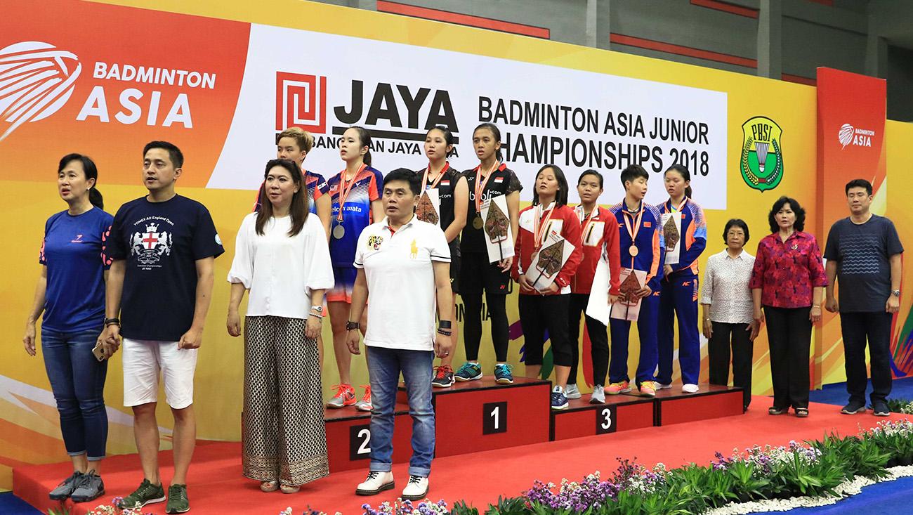 Febriana Dwipuji Kusuma/Ribka Sugiarto berfoto bersama usai menjuarai Kejuaraan Asia Junior 2018.
