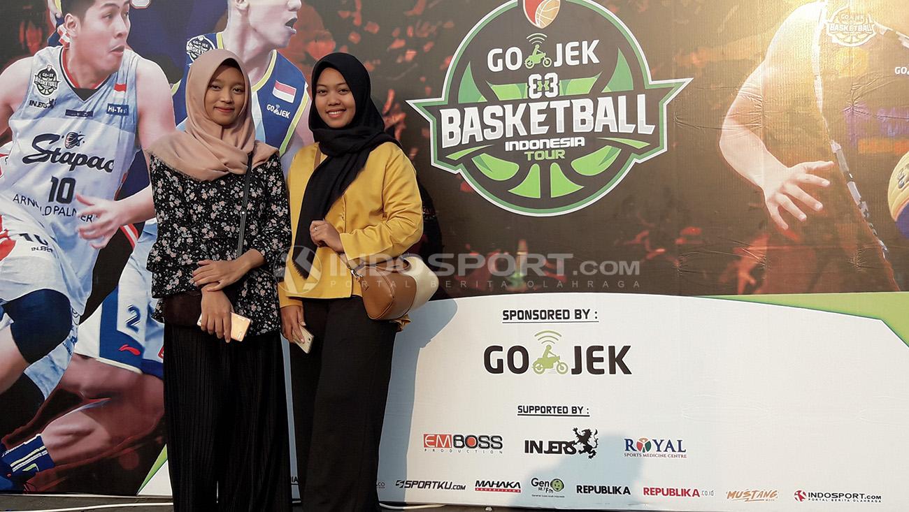 Masyarakat Malang pun antusias menghabiskan waktu akhir pekan untuk nonton basket, salah satunya dengan berfoto dengan latar belakang poster maupun banner event dengan media partner Indosport.