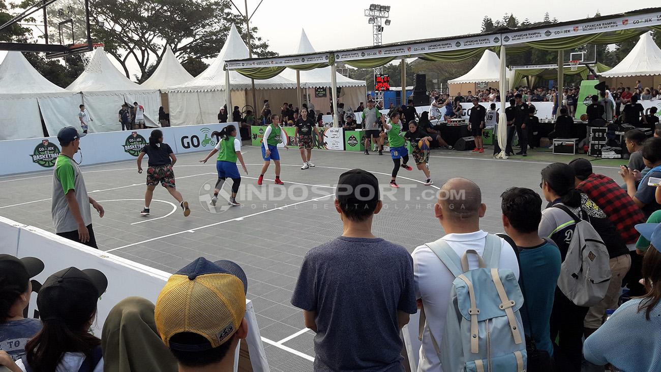 Suasana pertandingan IBL Gojek 3x3 Seri II Malang, kategori Umum Putri.