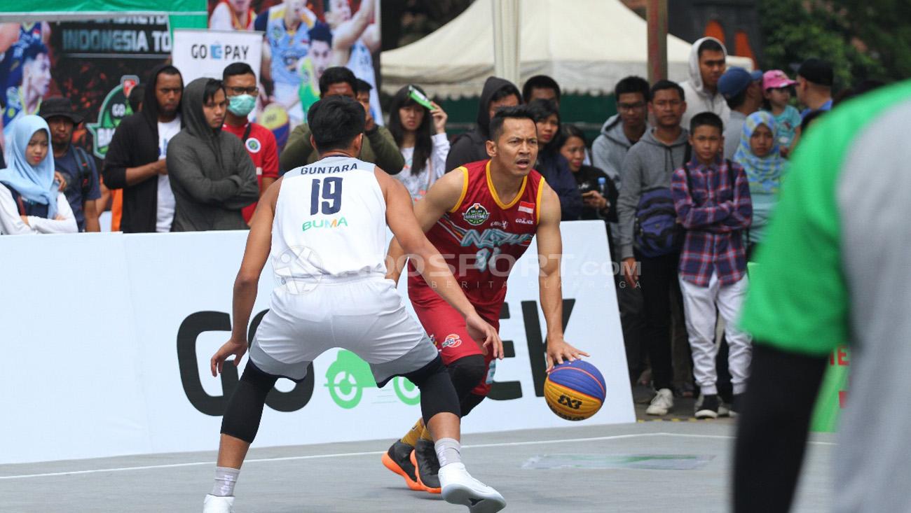 Reza Guntara dari Garuda Bandung 2 mencoba menghalangi pergerakan pemain NSH Jakarta.