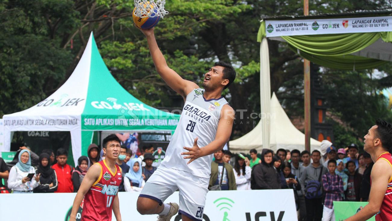 Pemain Garuda Bandung 2, Fendi Yudha melakukan lay up.