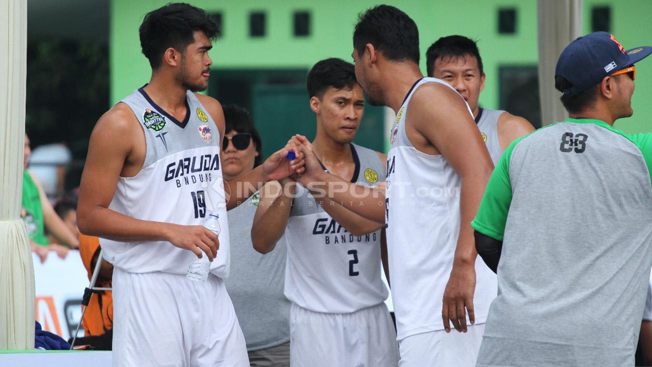 Para pemain tim Garuda Bandung 2 melakukan toss usai laga. Garuda Bandung 2 menang 22-21 atas NSH Jakarta.