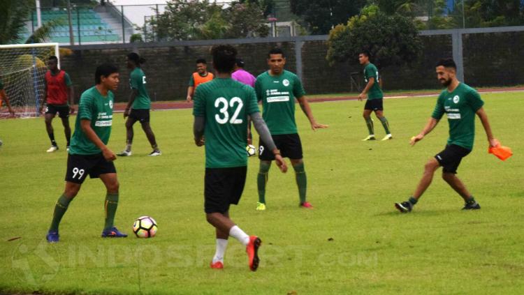 Skuat Sriwijaya FC sedang menjalani sesi latihan jelang pertandingan Liga 1 2018. Copyright: Muhammad Effendi/INDOSPORT