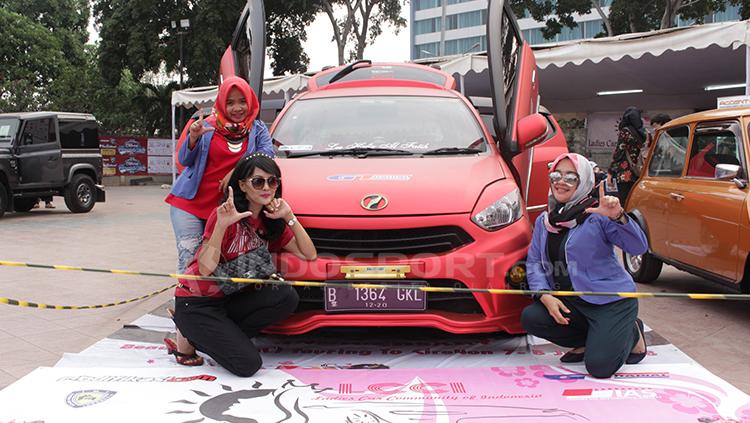 Pengunjung wanita ikut ramaikan acara dan berfoto di samping mobil. Copyright: Dimas Ramadhan/INDOSPORT