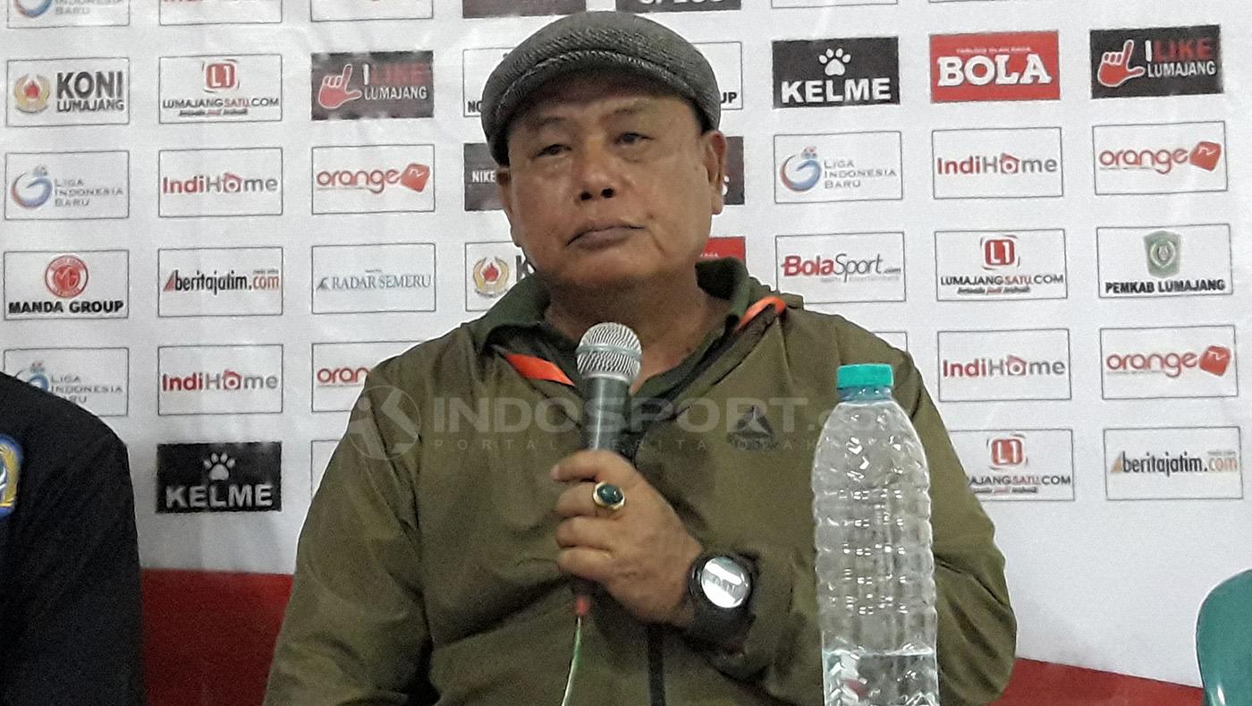 Pelatih Perwira Wamena, Suimin Diharja. Copyright: Ian Setiawan/Indosport.com