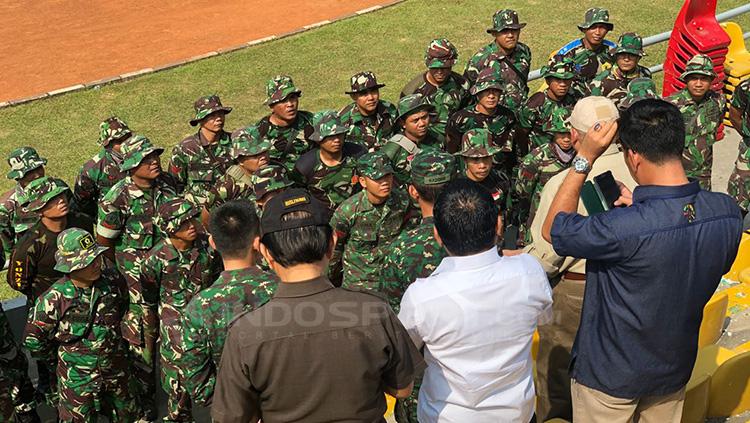 Anggota TNI mendengarkan instruksi dari H Alex Noerdin. Copyright: Muhammad Effendi/INDOSPORT