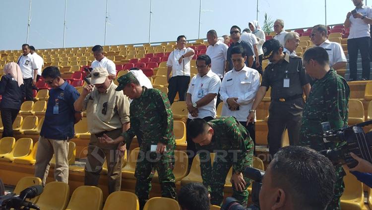 Gubernur Sumatera Selatan H Alex Noerdin meninjau 373 kursi yang dirusak oknum suporter saat laga Sriwijaya FC melawan Arema FC di Stadion Gelora Sriwijaya Jakabaring Palembang.