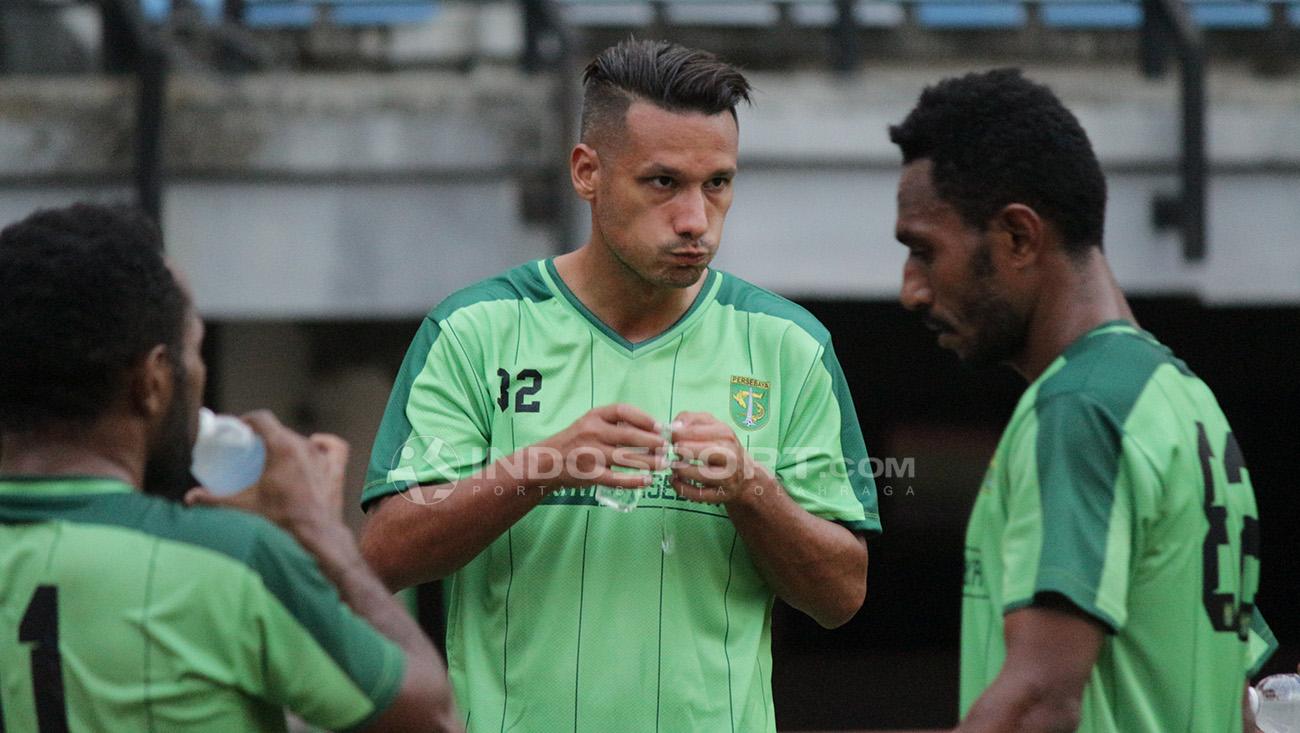 Raphael Maitimo saat berbincang dengan manajer Chairul Basalamah. Copyright: Fitra Herdian/Indosport.com