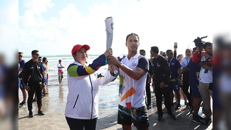 Puan Maharani menyerahkan obor Asian Games 2018 ke Hamish Daud di Bali.