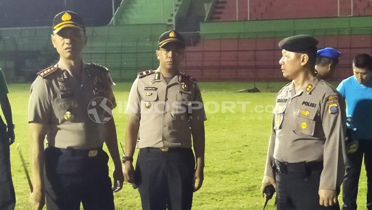 Kepolisian pengawas Pertandingan PSMS Medan vs PSM Makassar saat dimintai keterangan. Copyright: INDOSPORT/Kesuma Ramadhan