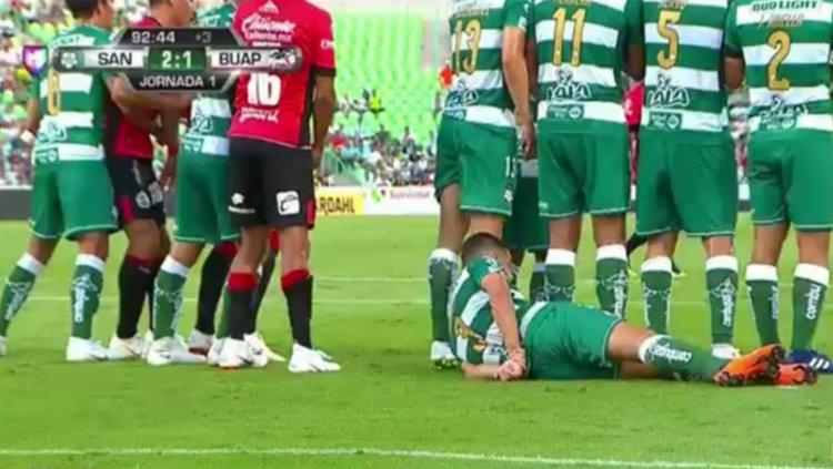 Aksi konyol pemain Santos Laguna, Gerardo Alcoba dalam menghalangi tendangan bebas. - INDOSPORT