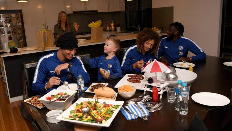 Hudson McCarthy saat bersantap bbq bersama pemain Chelsea. Copyright: The Sun