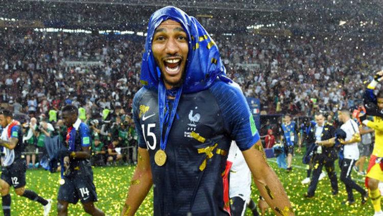 Steven Nzonzi, gelandang AS Roma kala menjuarai Piala Dunia 2018 bersama timnas Prancis.