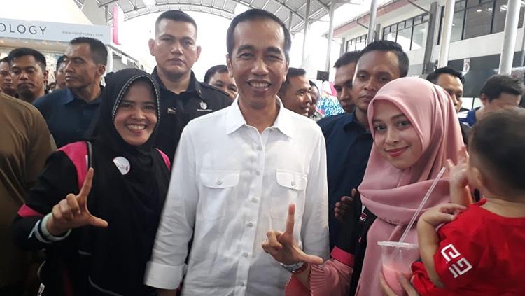 Joko Widodo menerima foto bareng pengunjung Otobursa Tumplek Blek 2018.