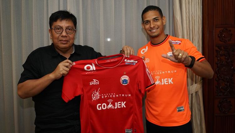 Gede Widiade saat perkenalkan Renan Silva kepada publik. Copyright: Media Persija