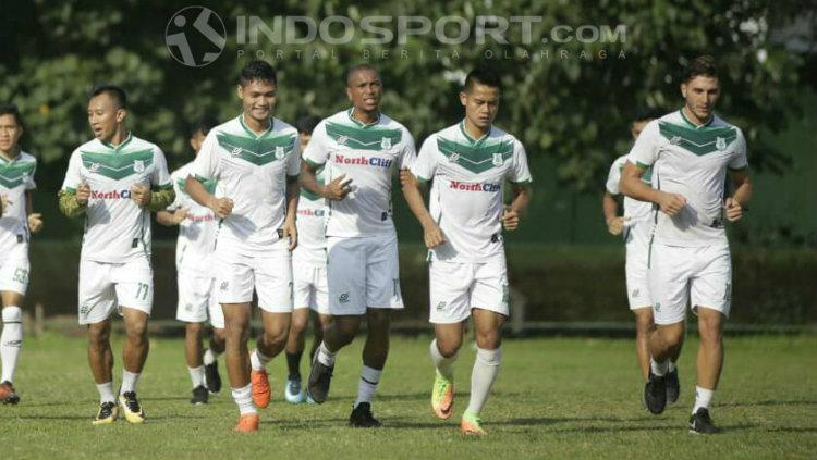 Para pemain PSMS Medan di sesi latihan.