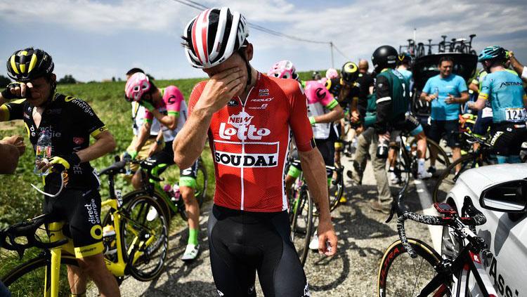 Para pembalap sepeda di Tour de France 2018 tampak mengusap mata mereka yang terkena gas air mata dari polisi setempat.