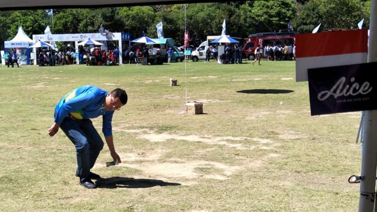 Peserta kirab obor Asian Games 2018 bersama Aice memungut sampah yang ada di lokasi.