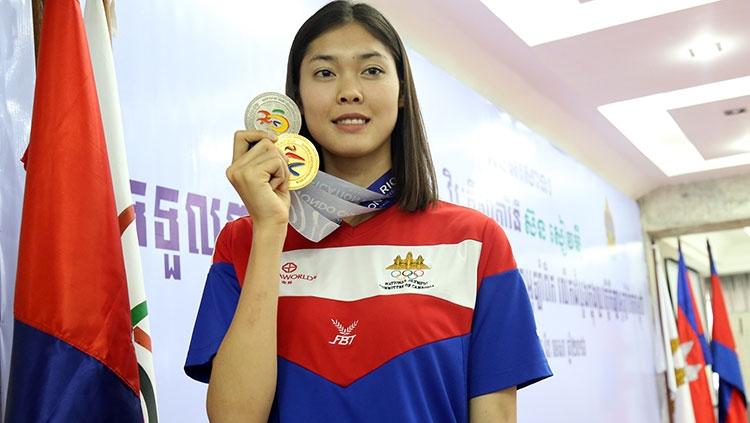 Atlet Taekwondo Kamboja, Sorn Seavmey dengan medali emasnya untuk cabor tersebut. Copyright: Khmer Times